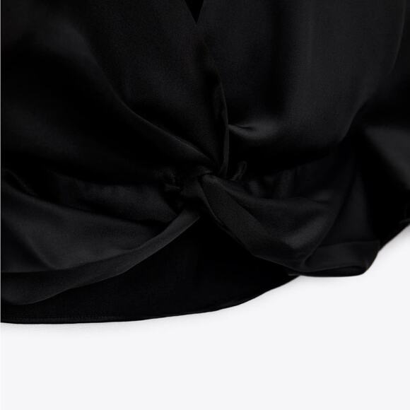 Zara Black KNOTTED CROPPED TOP
V-neck top with knot and short sleeve - Picture 10 of 10